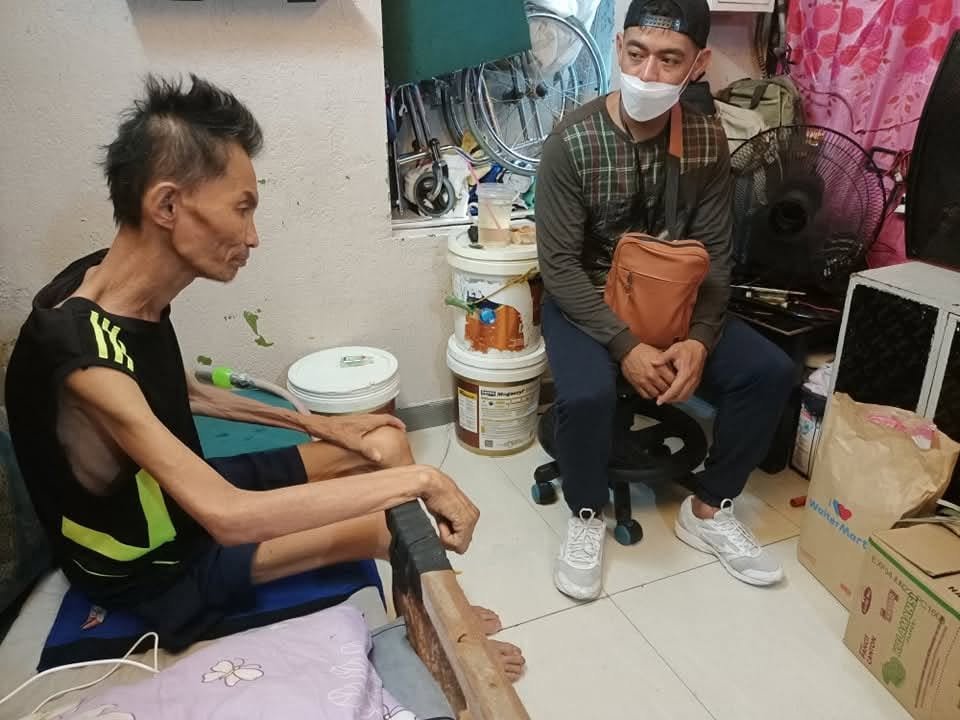 A volunteer visiting a man in his home